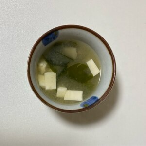 豆腐、油揚げ、わかめの味噌汁